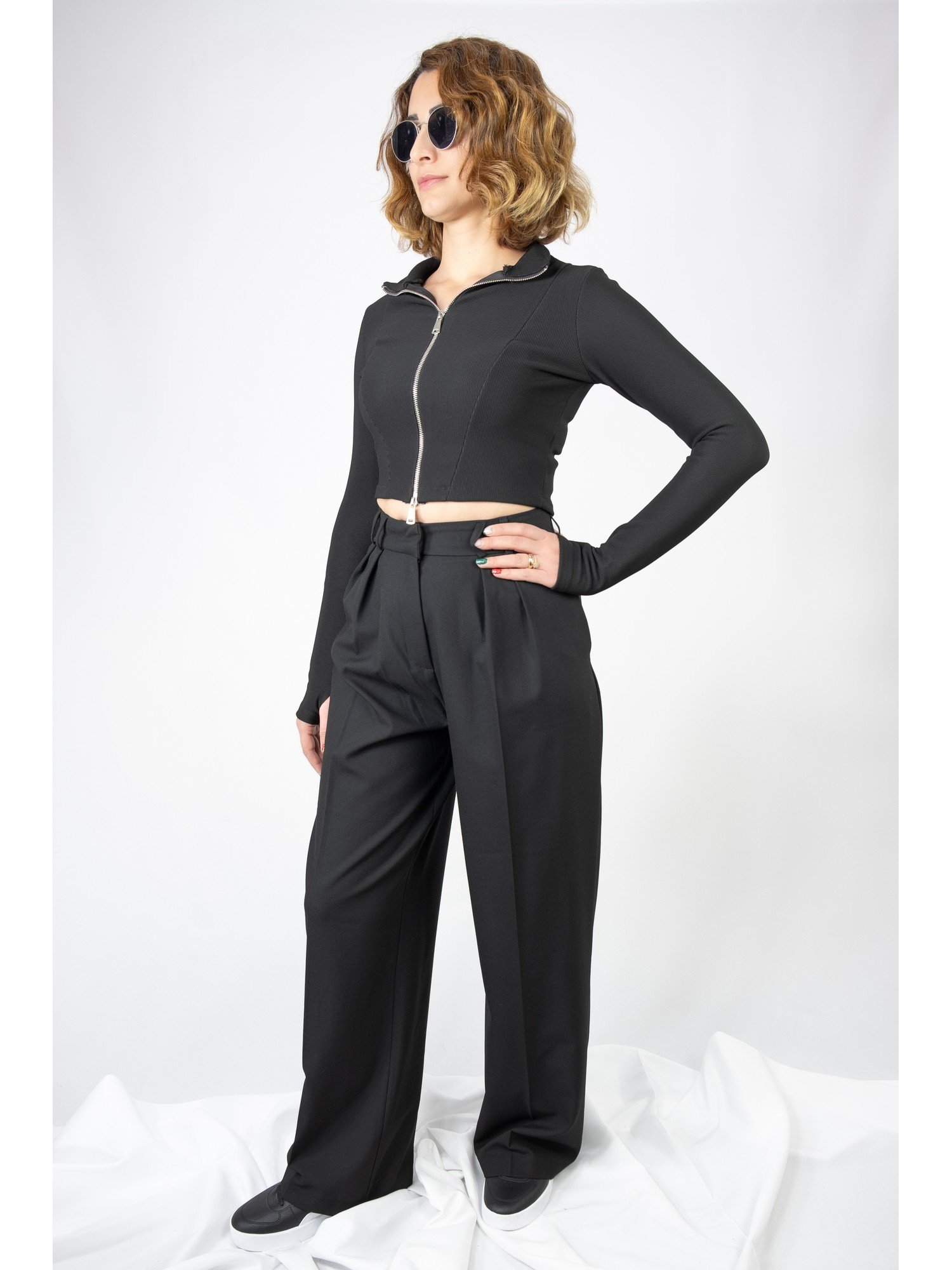 Parmak Detay Fermuarlı Crop-Bluz Siyah